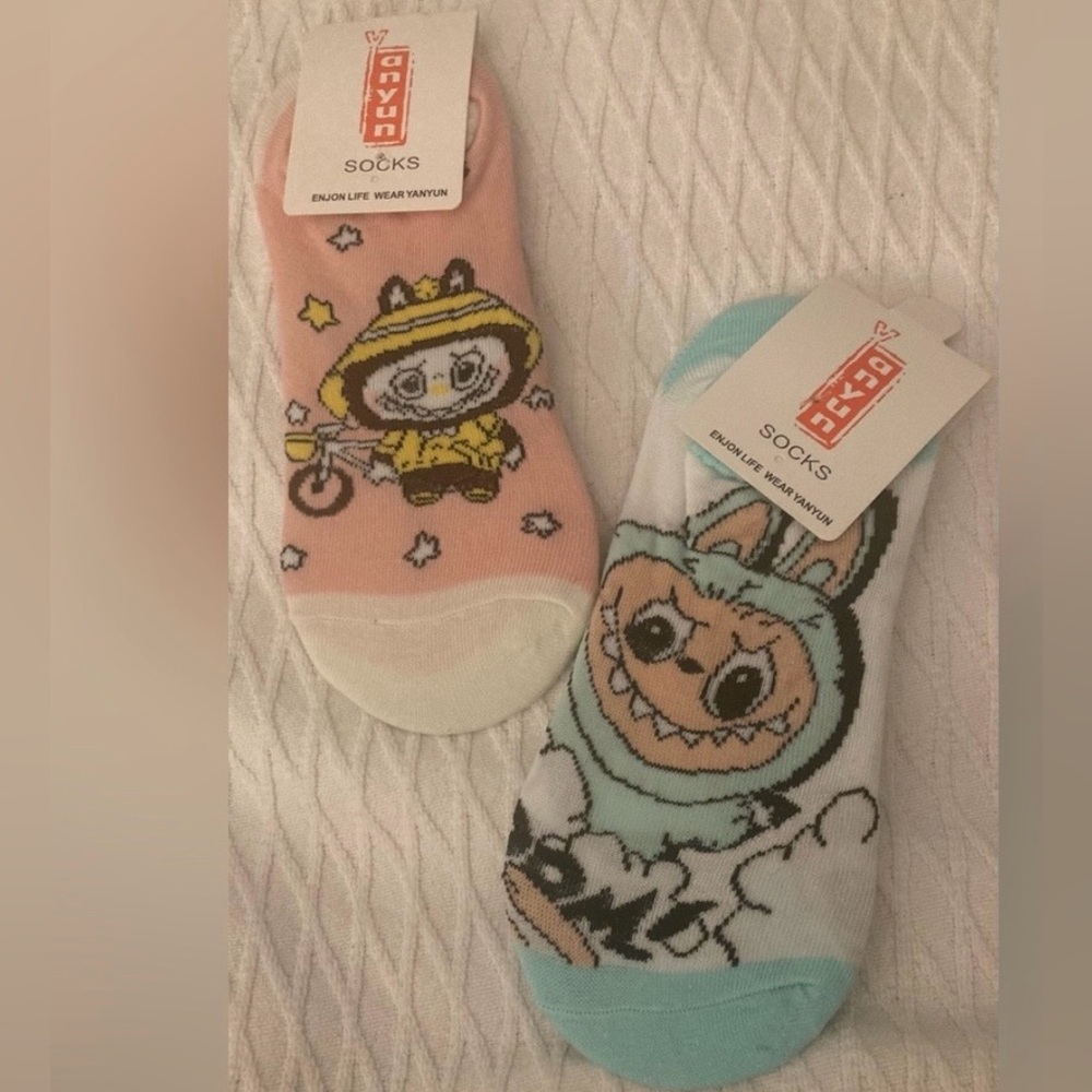 NEW! Labubu Compact Mirror & Cartoon Ankle Socks Bundle - Picture 4 of 5